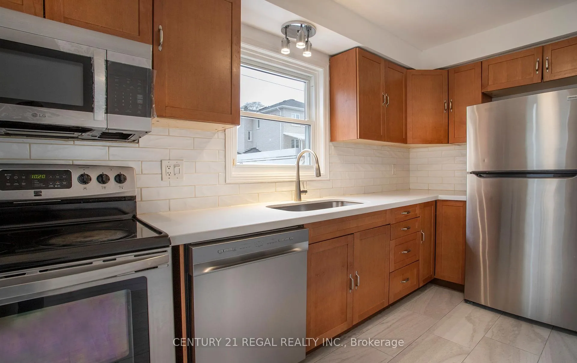 Photo 16 of 26 Angus Drive, Ajax, Central — HOMEH