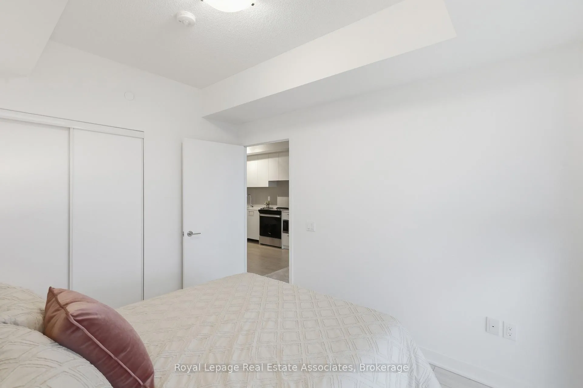 Photo 10 of 260 Malta Avenue, Brampton, Fletcher's Creek South — HOMEH