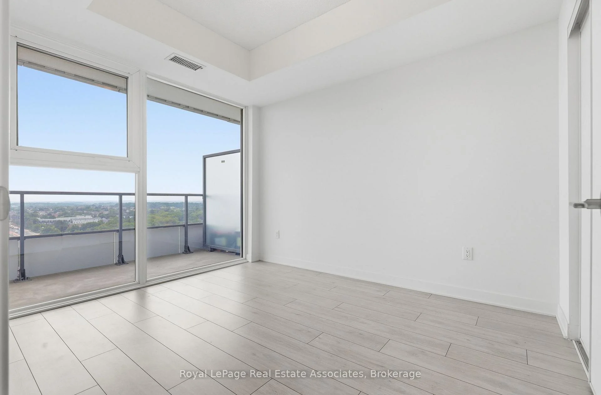 Photo 9 of 260 Malta Avenue, Brampton, Fletcher's Creek South — HOMEH