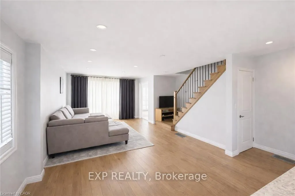 Photo 3 of 150 Overlea Drive, Kitchener — HOMEH