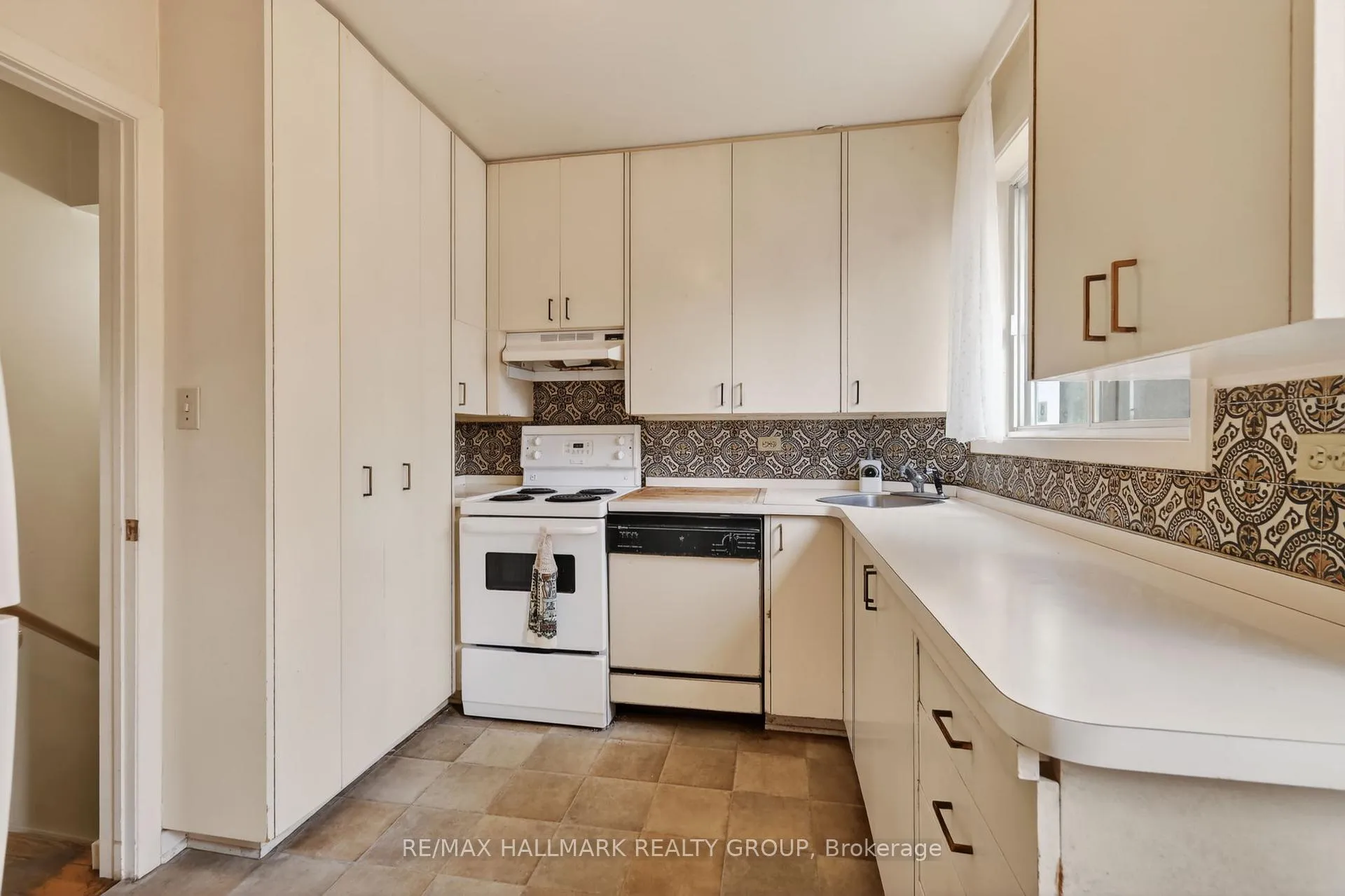 Photo 24 of 570 Minto Place, Ottawa, Rockcliffe — HOMEH
