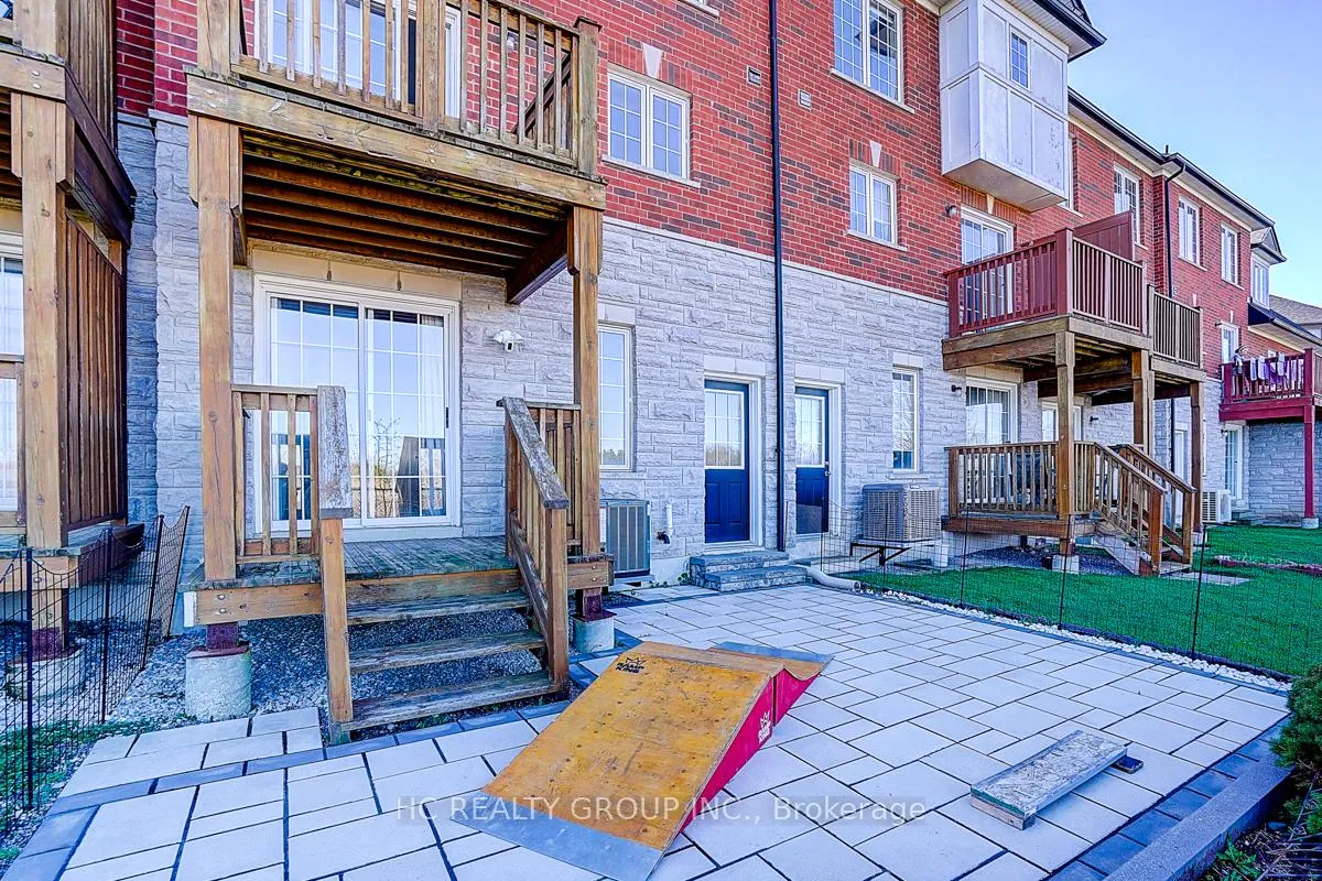 Photo 7 of 20 Prince Charles Way, Markham, Berczy — HOMEH