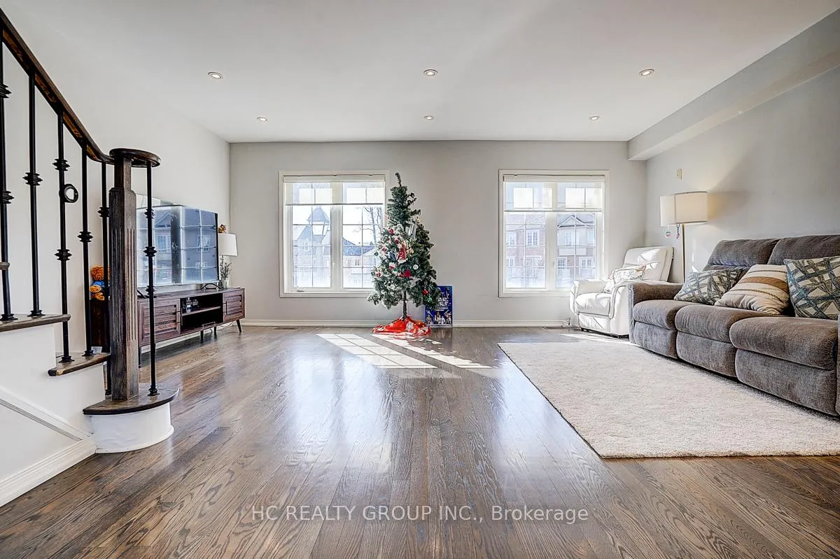 Photo 16 of 20 Prince Charles Way, Markham, Berczy — HOMEH