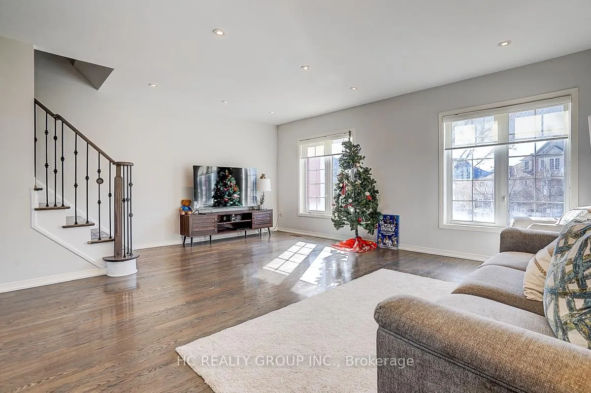 Photo 17 of 20 Prince Charles Way, Markham, Berczy — HOMEH