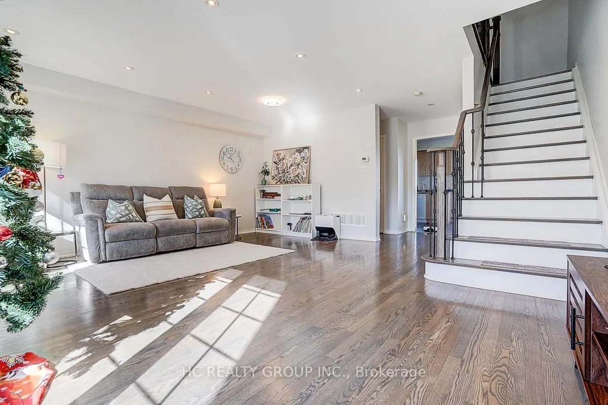 Photo 18 of 20 Prince Charles Way, Markham, Berczy — HOMEH