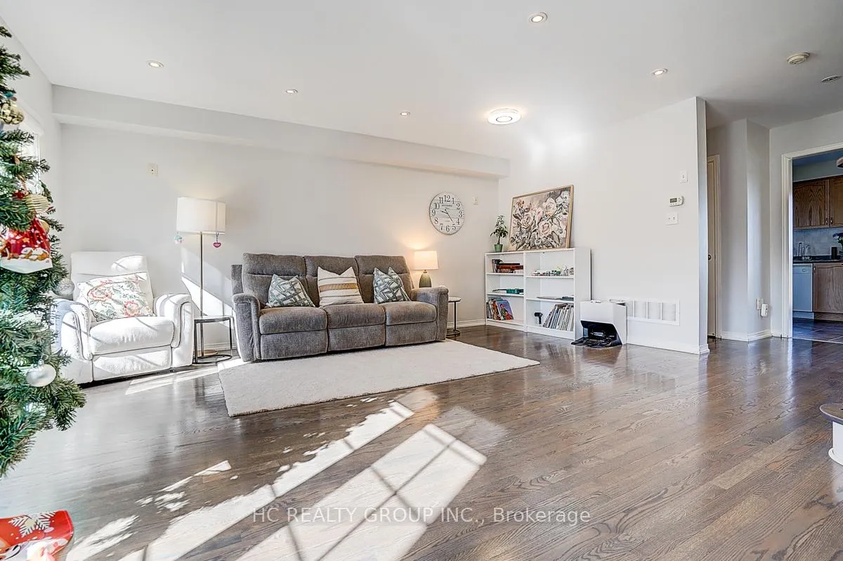 Photo 19 of 20 Prince Charles Way, Markham, Berczy — HOMEH