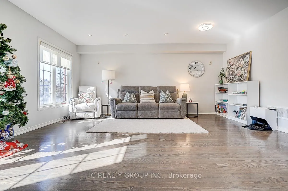 Photo 21 of 20 Prince Charles Way, Markham, Berczy — HOMEH