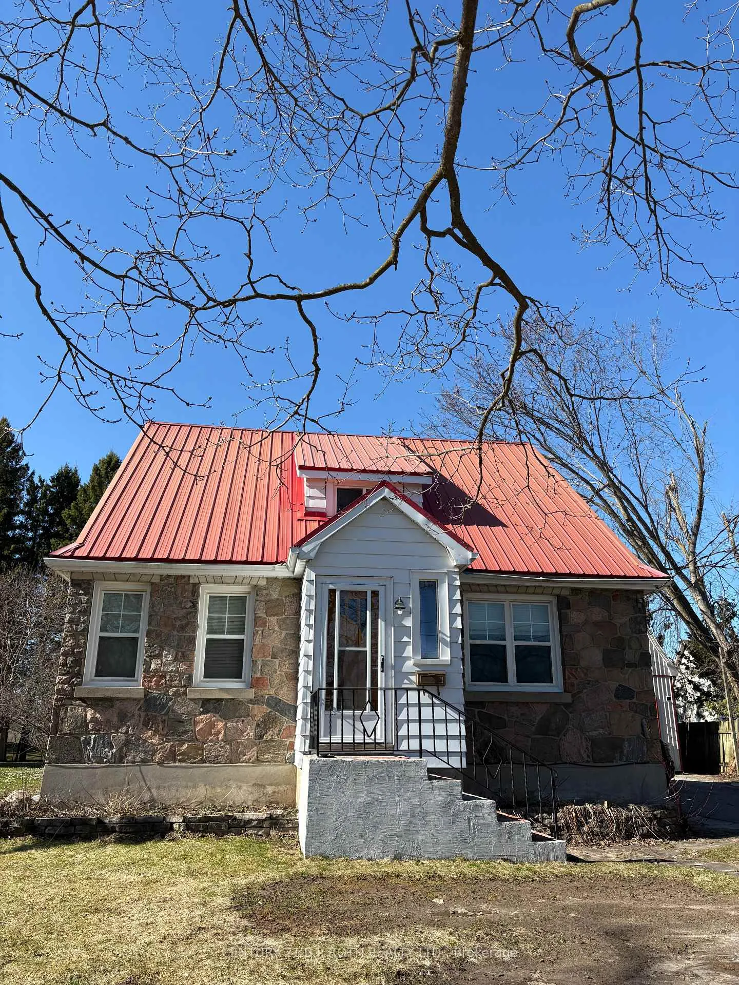 Front of 2216 Victoria Street N