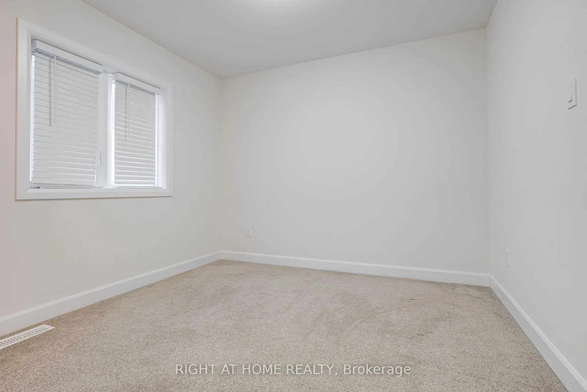 Photo 39 of 520 Clayton Avenue, Peterborough, Monaghan Ward 2 — HOMEH