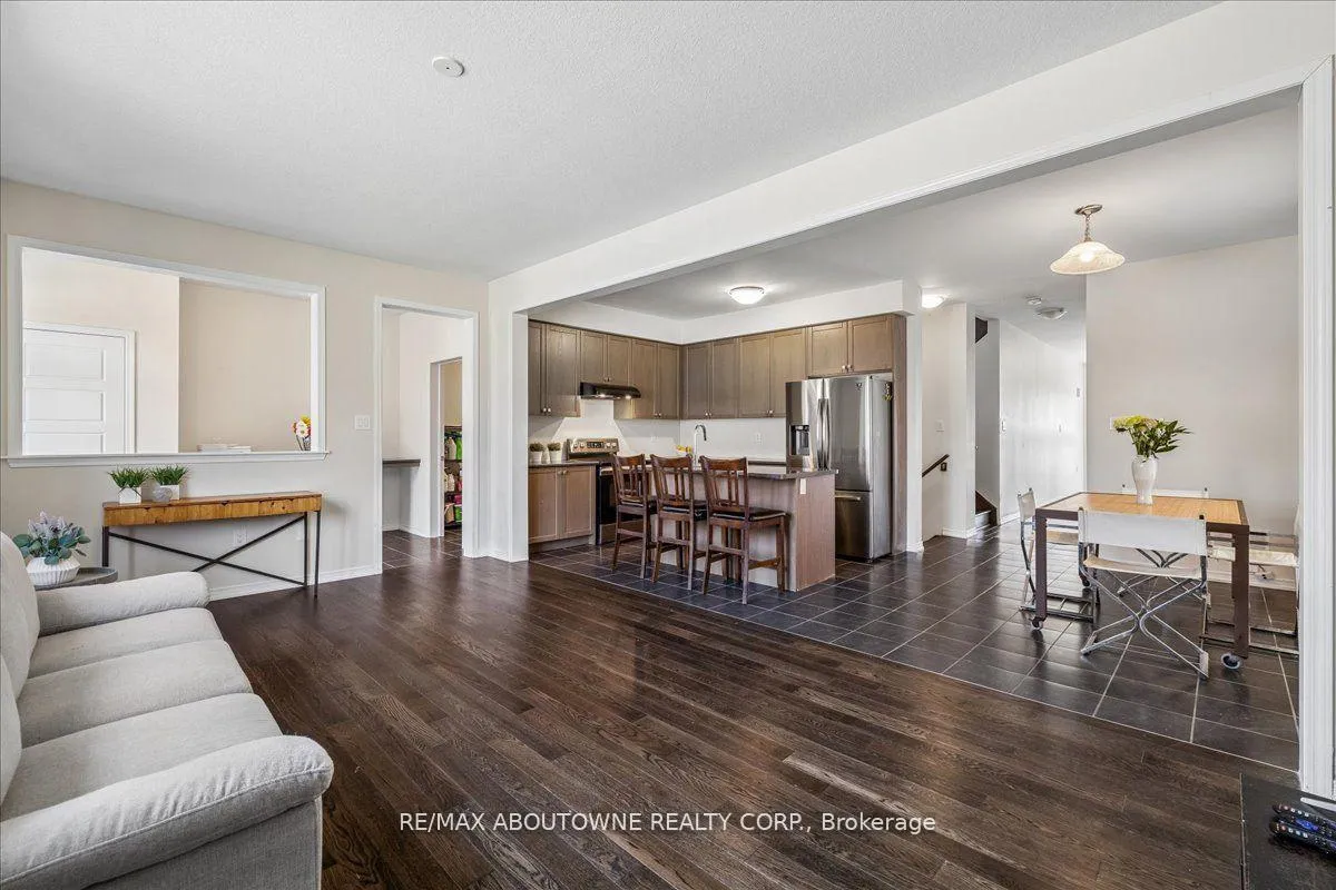 Photo 2 of 7608 Tupelo Crescent, Niagara Falls, Brown — HOMEH