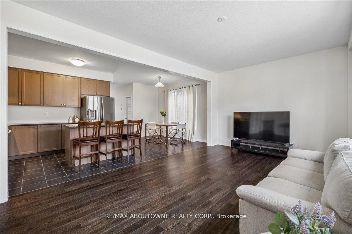 Photo 3 of 7608 Tupelo Crescent, Niagara Falls, Brown — HOMEH