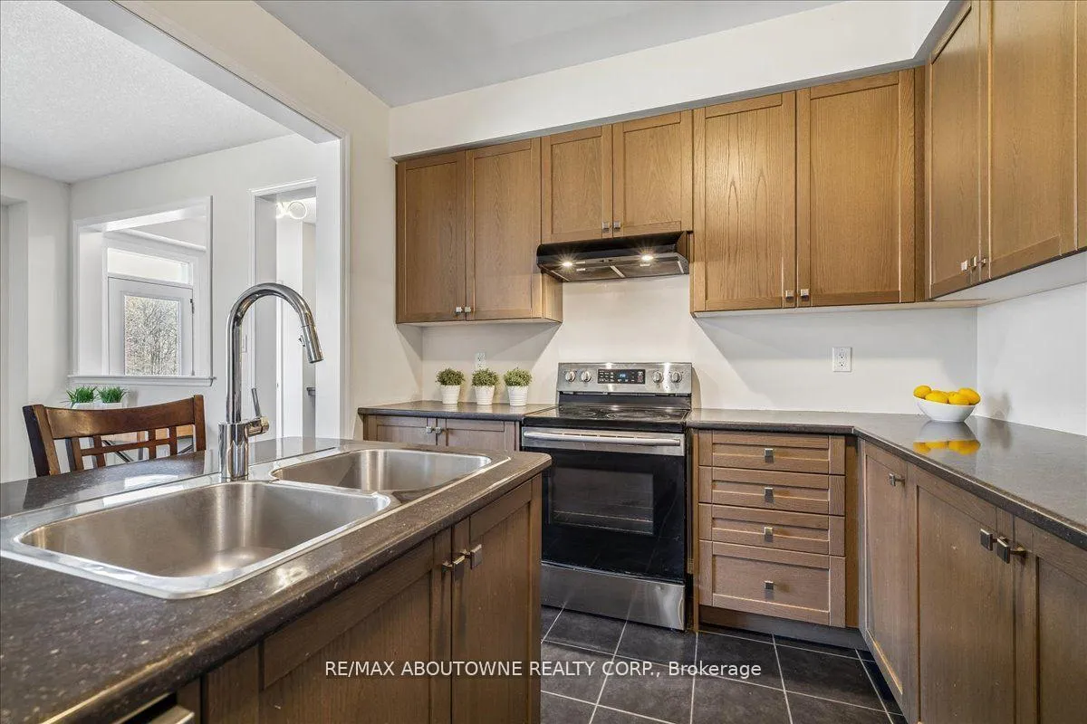 Photo 7 of 7608 Tupelo Crescent, Niagara Falls, Brown — HOMEH