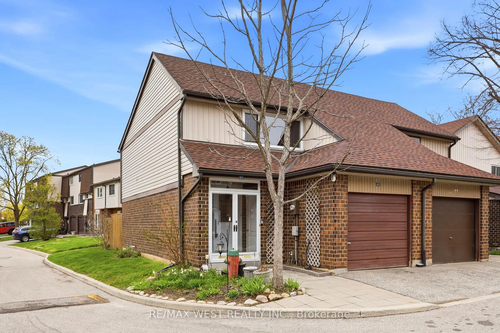 Front of Unit 43, 318 Laurier Avenue