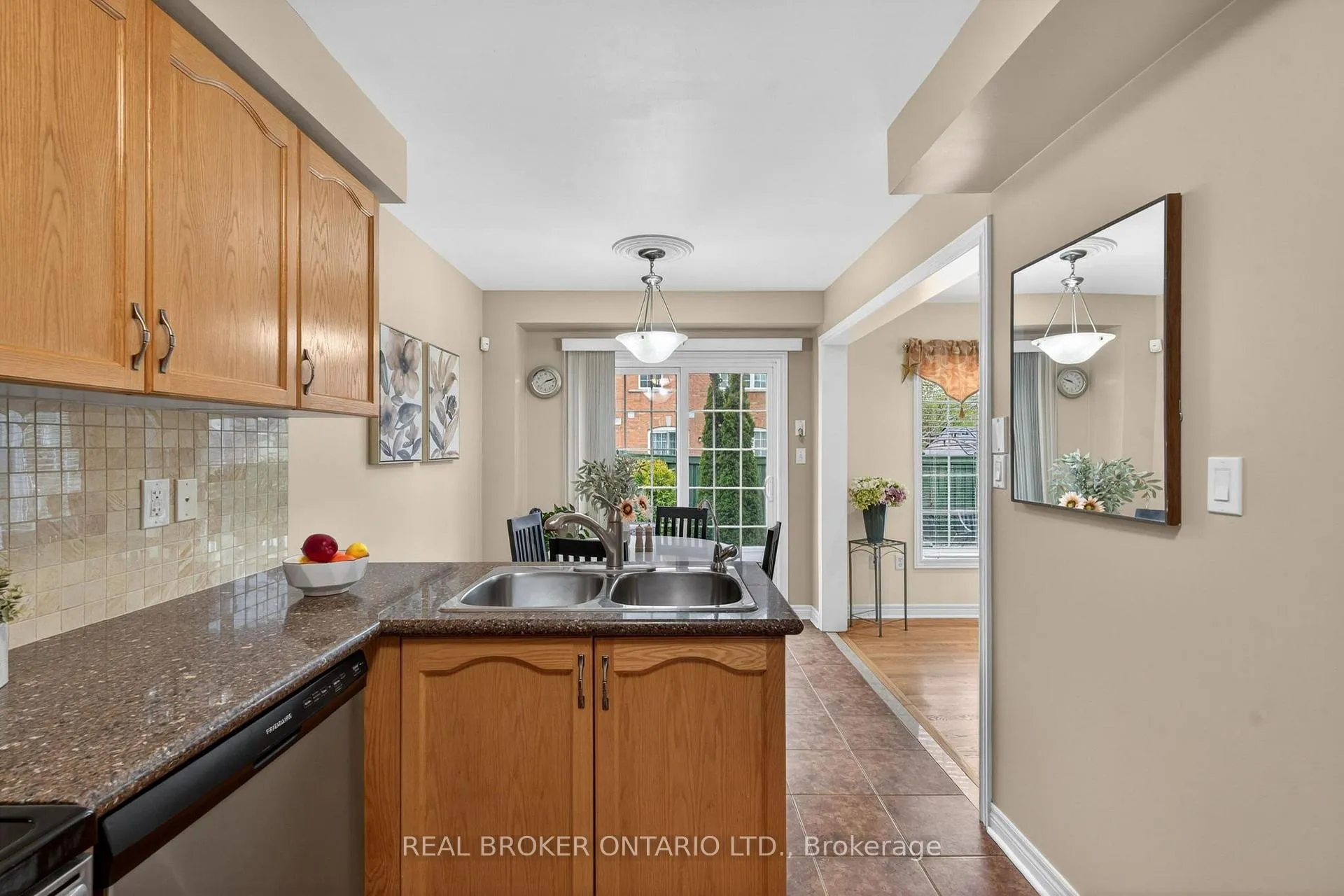 Photo 16 of 38 Nutwood Way, Brampton, Sandringham-Wellington — HOMEH