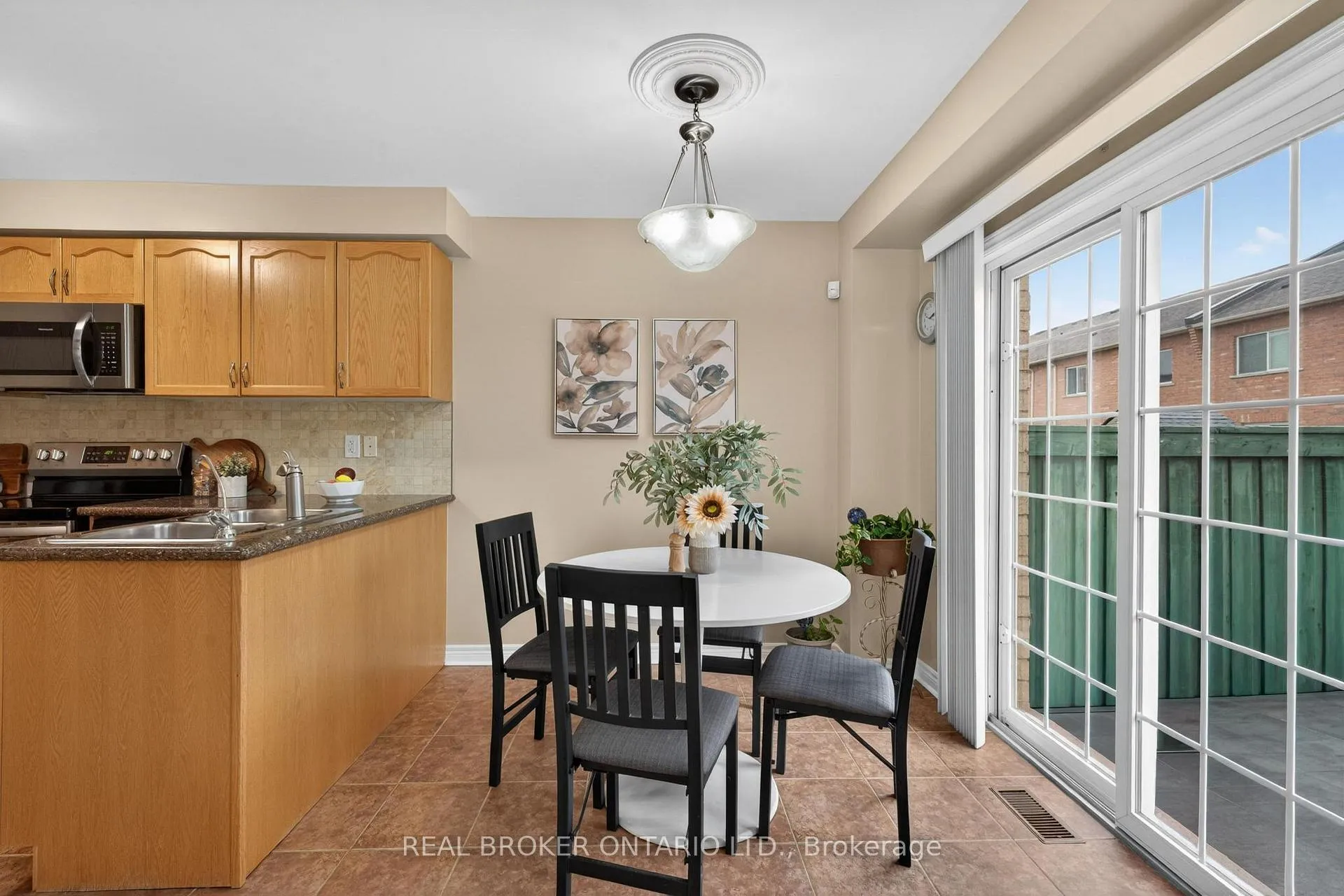 Photo 19 of 38 Nutwood Way, Brampton, Sandringham-Wellington — HOMEH
