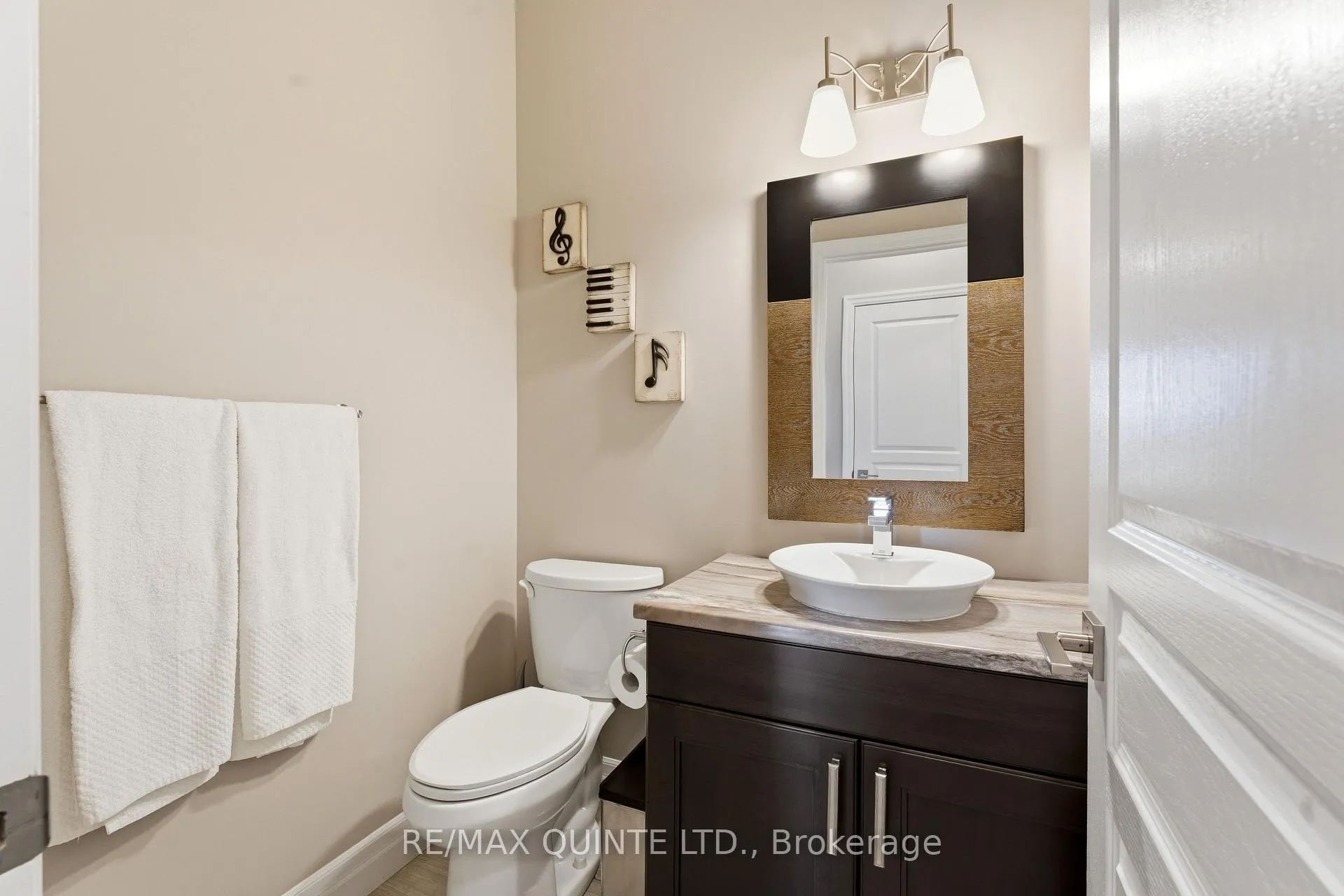 Photo 8 of 30 Vertis Court, Belleville, Thurlow Ward — HOMEH