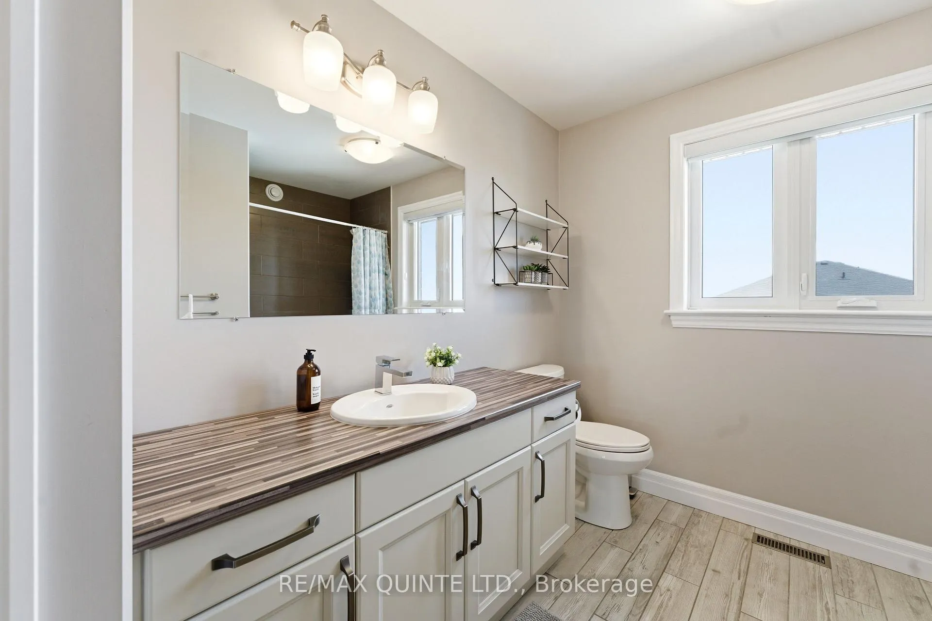 Photo 22 of 30 Vertis Court, Belleville, Thurlow Ward — HOMEH