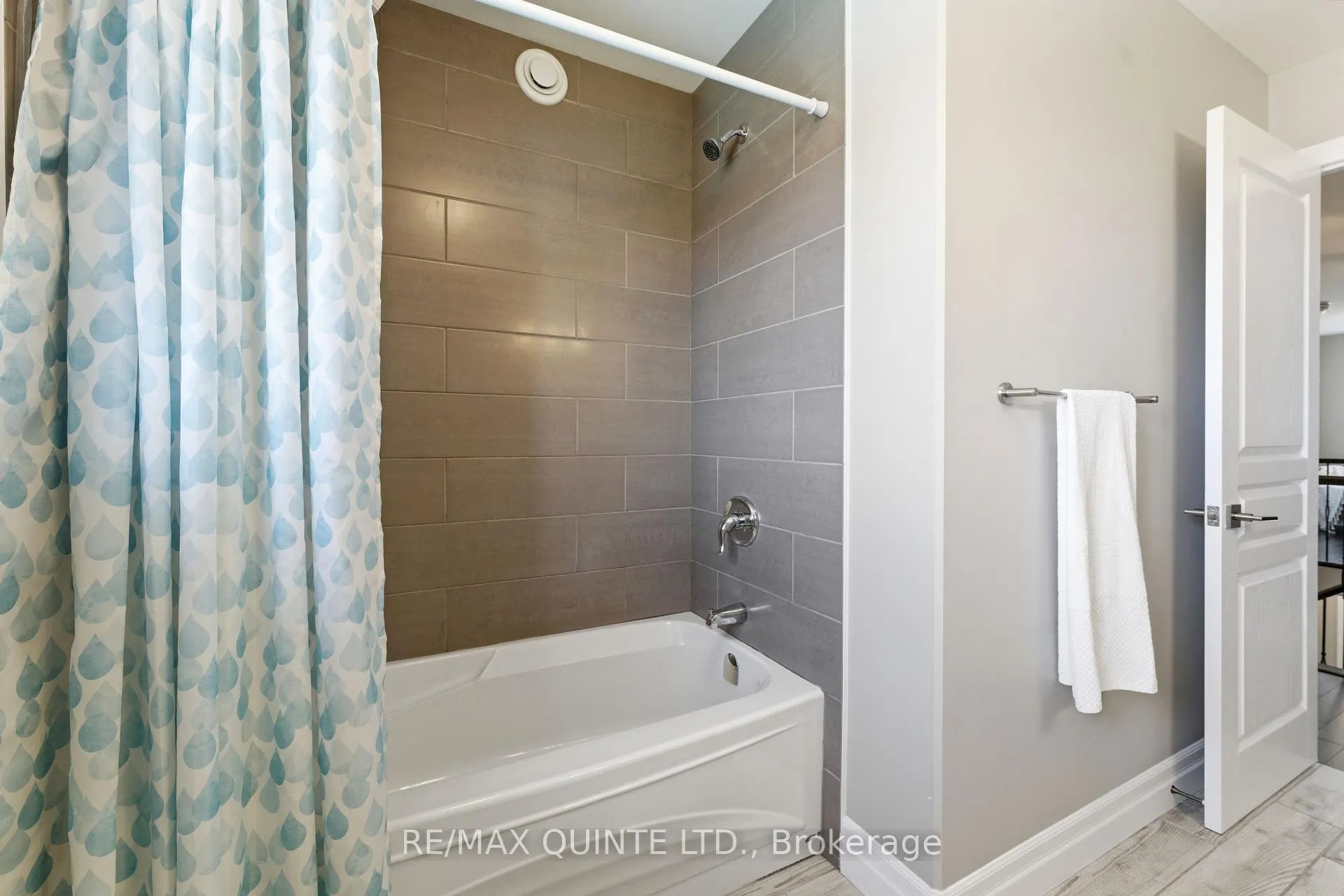 Photo 23 of 30 Vertis Court, Belleville, Thurlow Ward — HOMEH