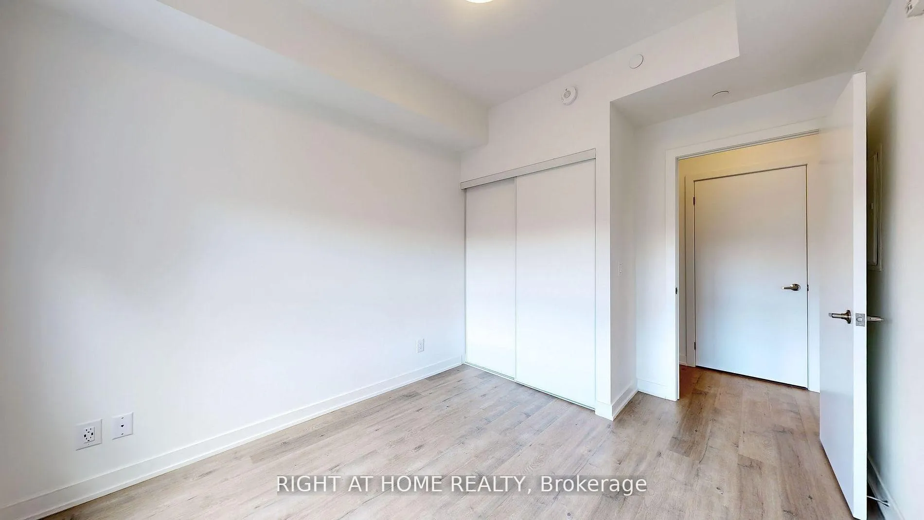 Photo 7 of Unit 212, 56 Lakeside Terrace, Barrie, Little Lake — HOMEH