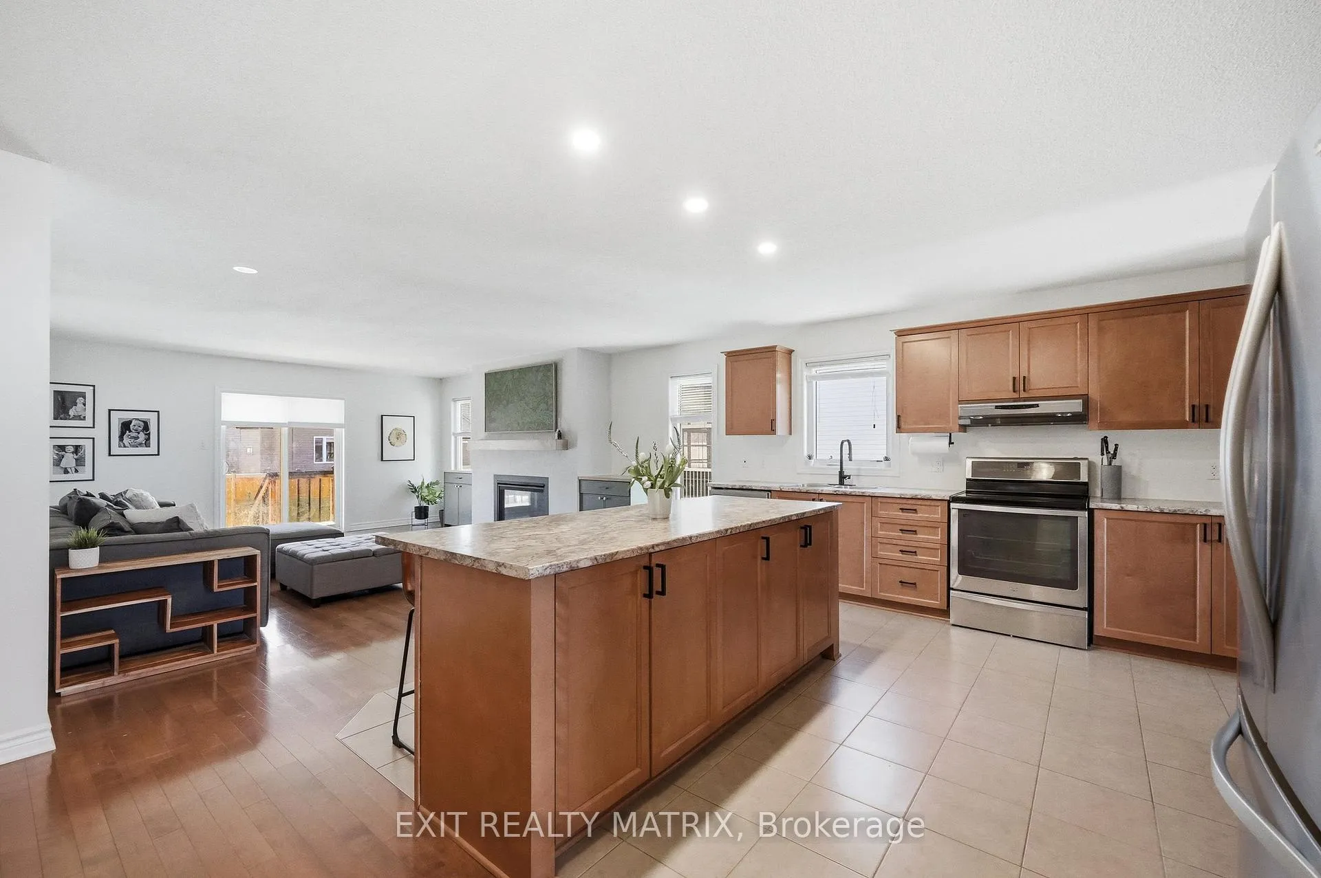 Photo 4 of 129 Abbey Crescent, Russell, Village of Russell — HOMEH
