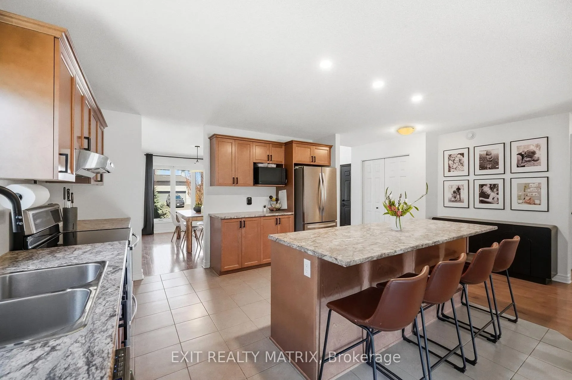 Photo 6 of 129 Abbey Crescent, Russell, Village of Russell — HOMEH