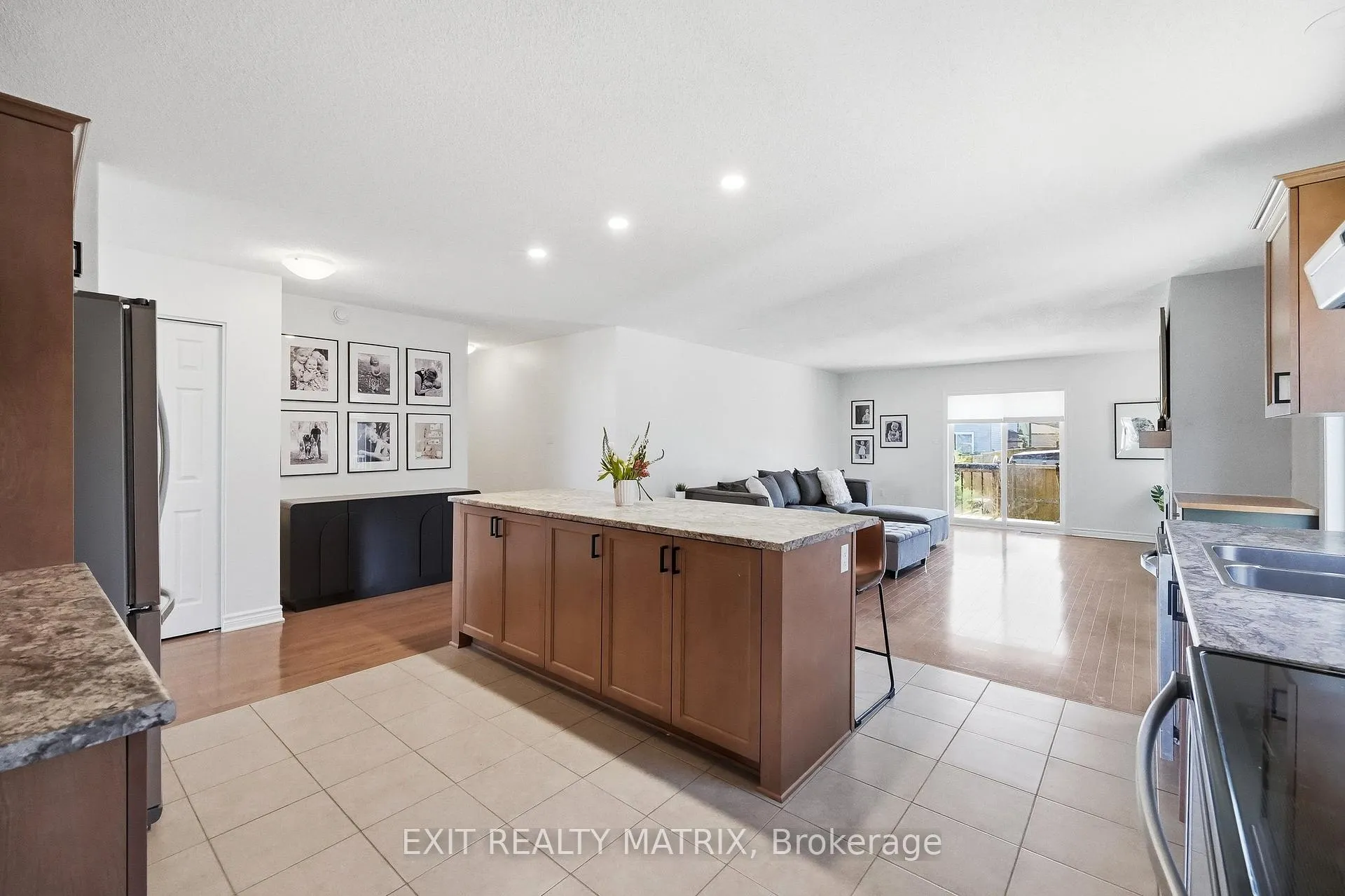 Photo 7 of 129 Abbey Crescent, Russell, Village of Russell — HOMEH