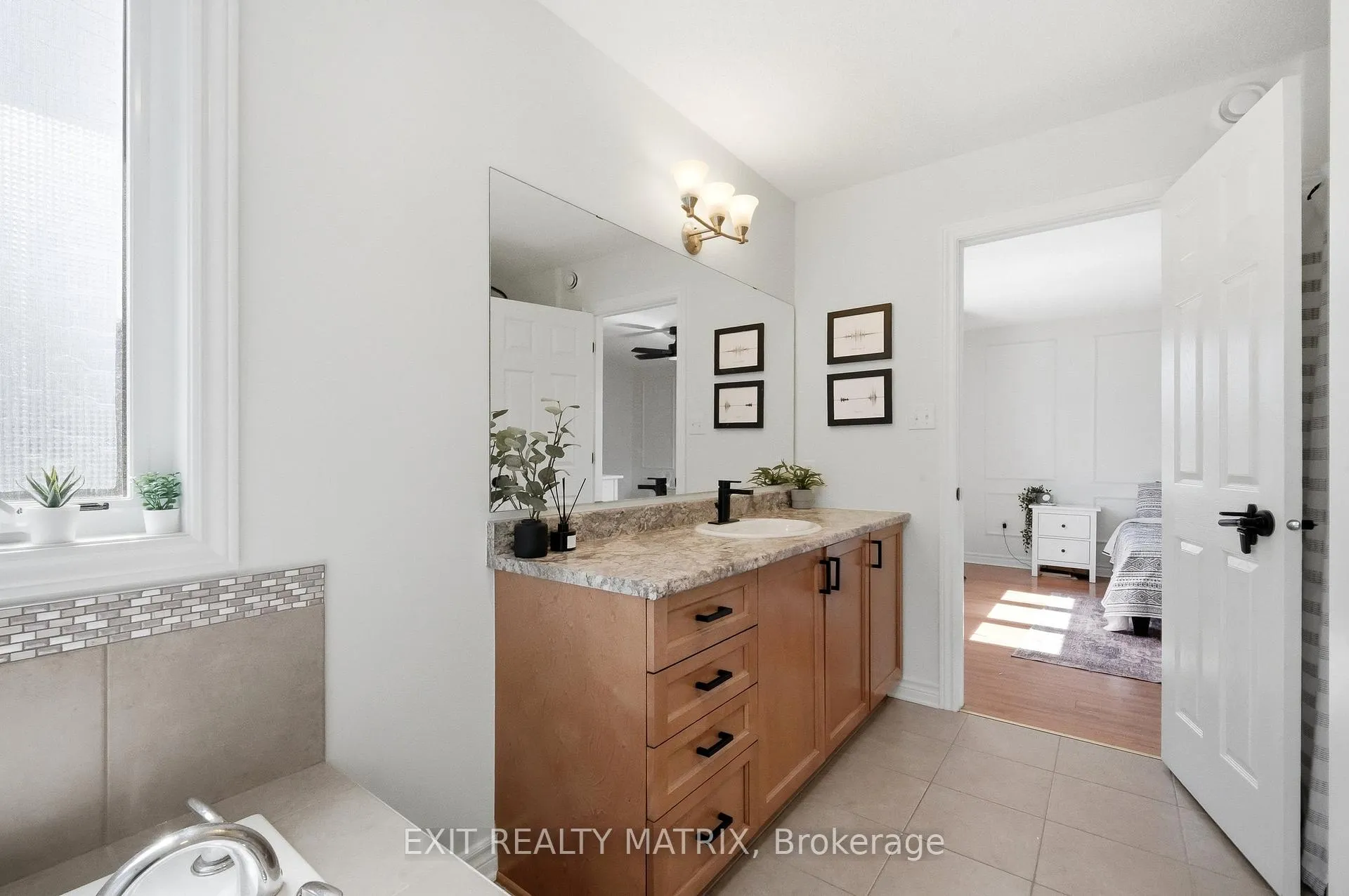 Photo 17 of 129 Abbey Crescent, Russell, Village of Russell — HOMEH