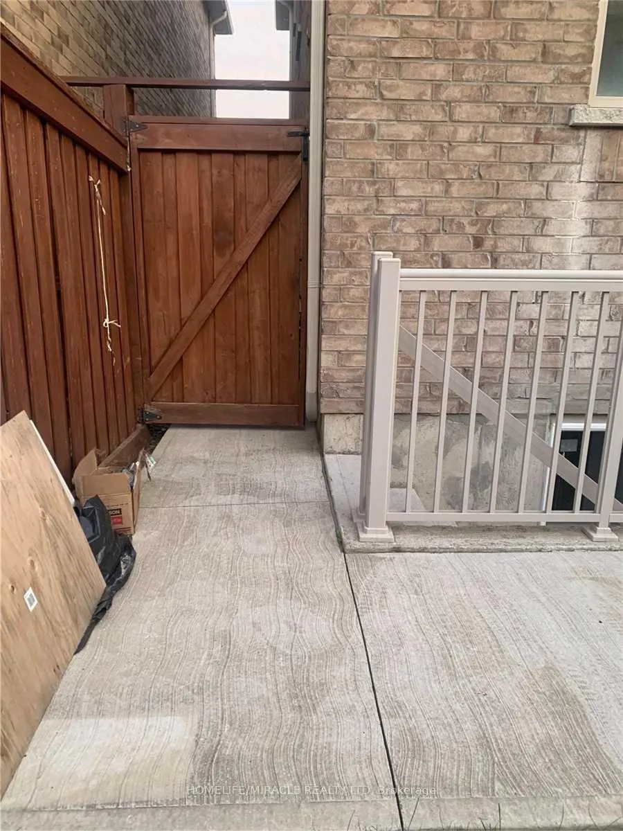 Photo 3 of 12 Bilby Street, Brampton, Northwest Brampton — HOMEH