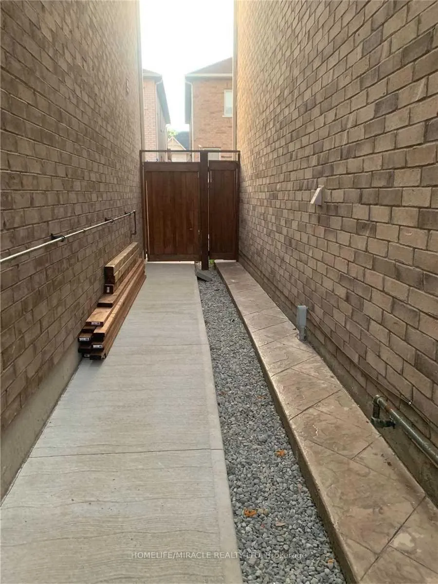Photo 4 of 12 Bilby Street, Brampton, Northwest Brampton — HOMEH