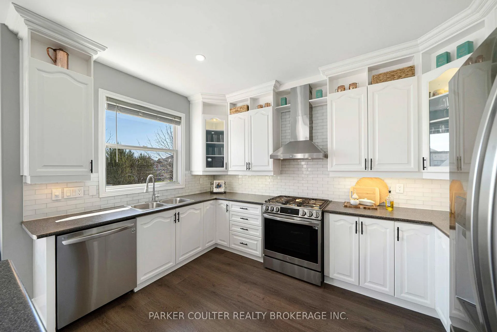 Photo 10 of 1 Windsor Crescent, Barrie, Innis-Shore — HOMEH