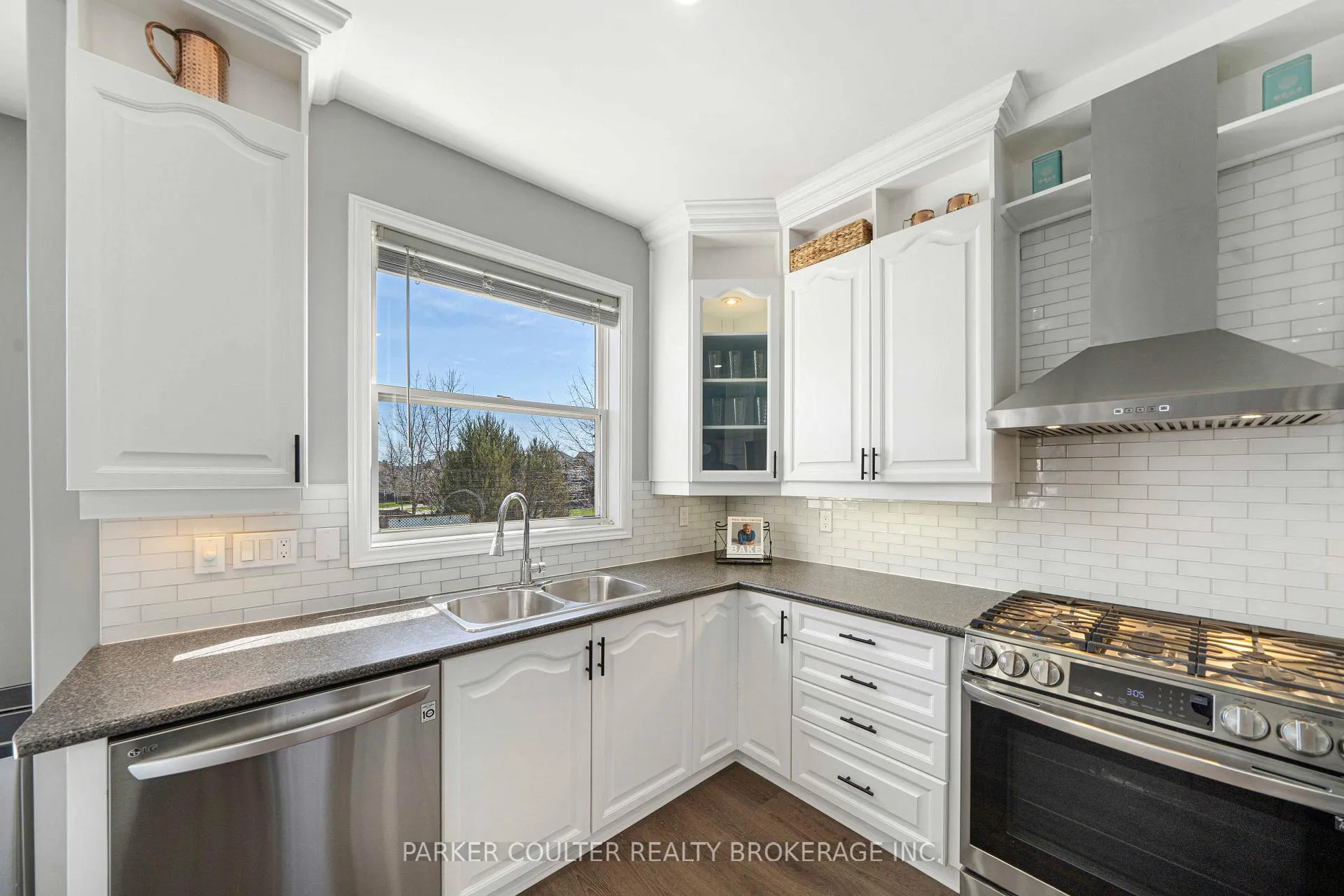 Photo 12 of 1 Windsor Crescent, Barrie, Innis-Shore — HOMEH