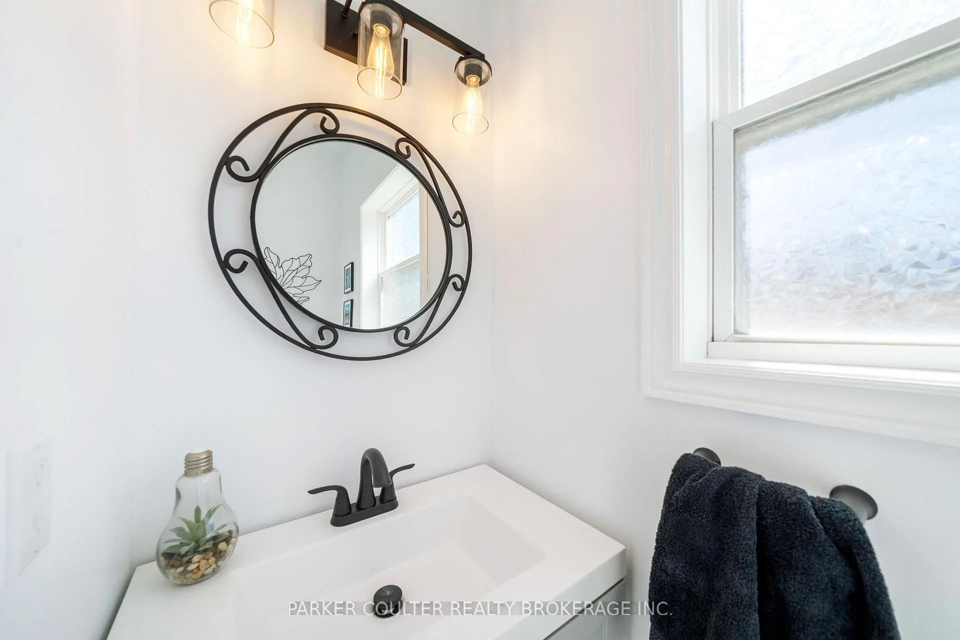 Photo 15 of 1 Windsor Crescent, Barrie, Innis-Shore — HOMEH