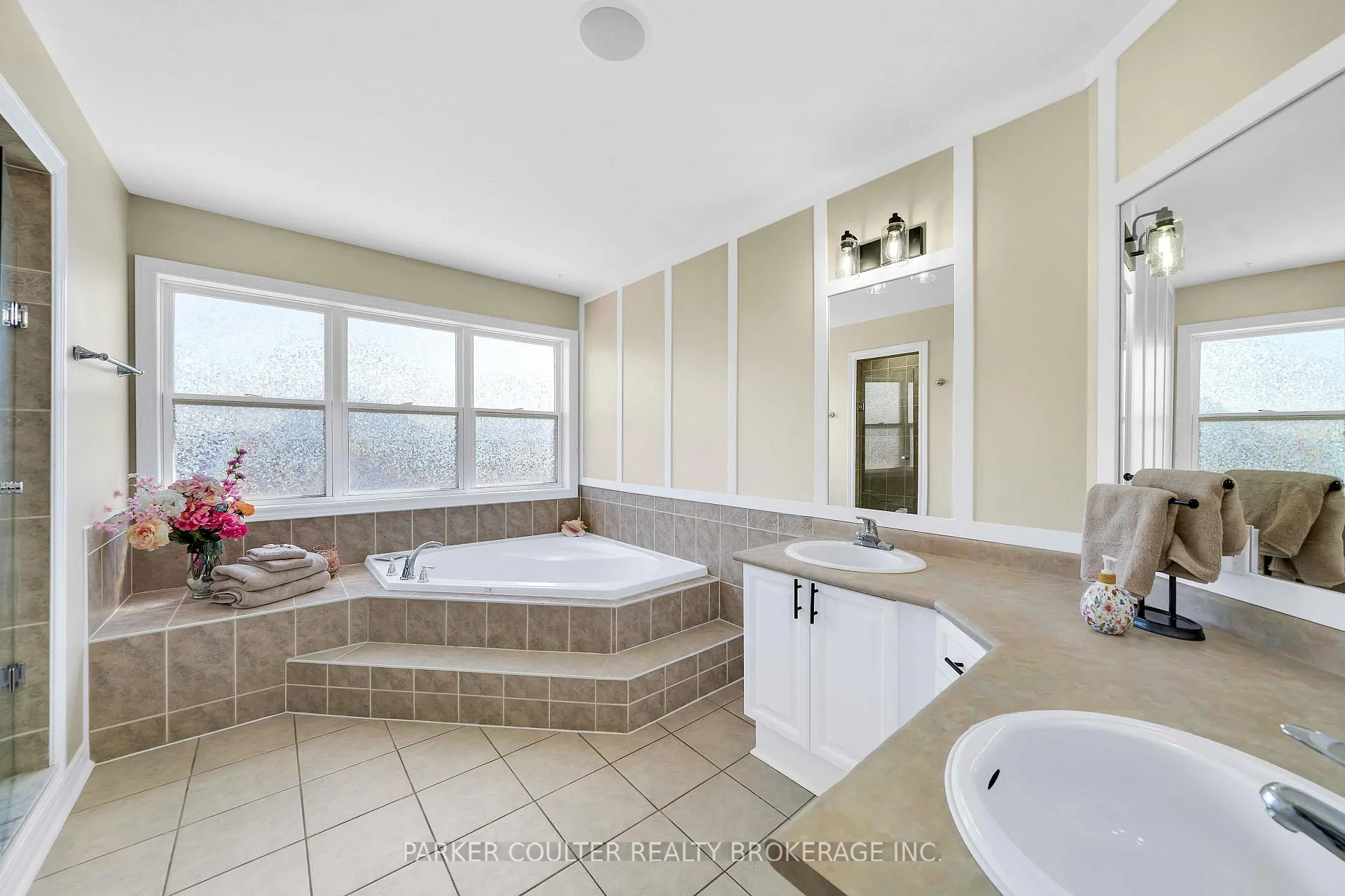 Photo 22 of 1 Windsor Crescent, Barrie, Innis-Shore — HOMEH