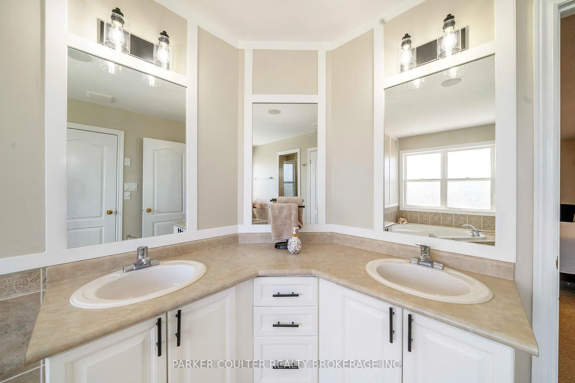 Photo 23 of 1 Windsor Crescent, Barrie, Innis-Shore — HOMEH