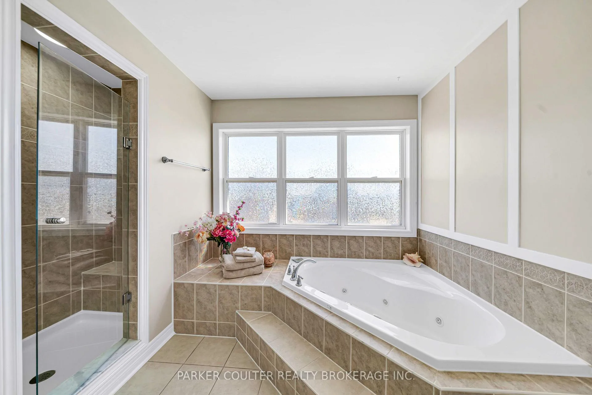 Photo 24 of 1 Windsor Crescent, Barrie, Innis-Shore — HOMEH