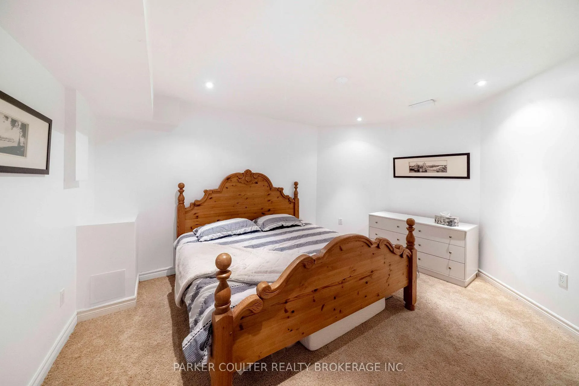 Photo 35 of 1 Windsor Crescent, Barrie, Innis-Shore — HOMEH