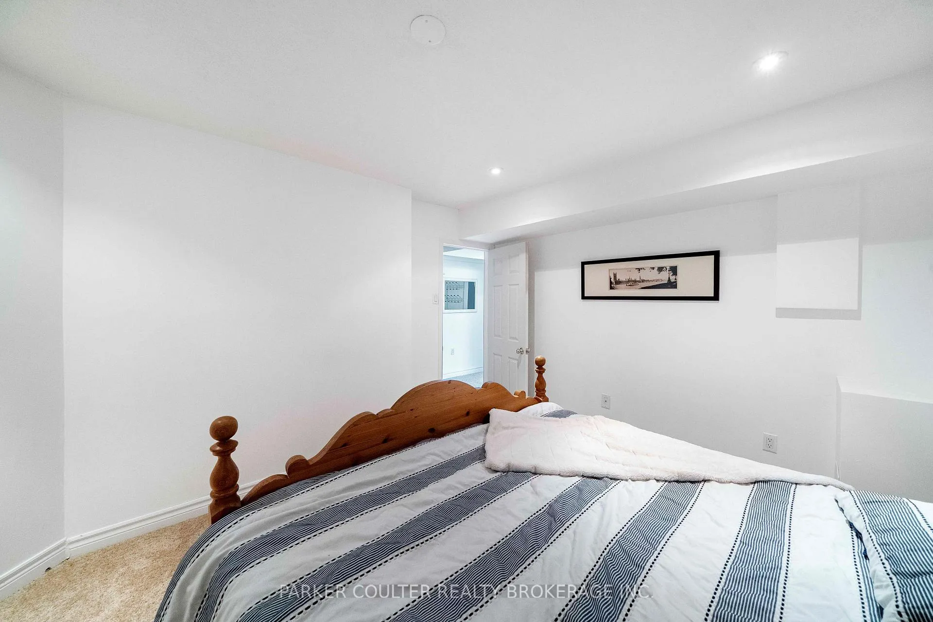 Photo 36 of 1 Windsor Crescent, Barrie, Innis-Shore — HOMEH