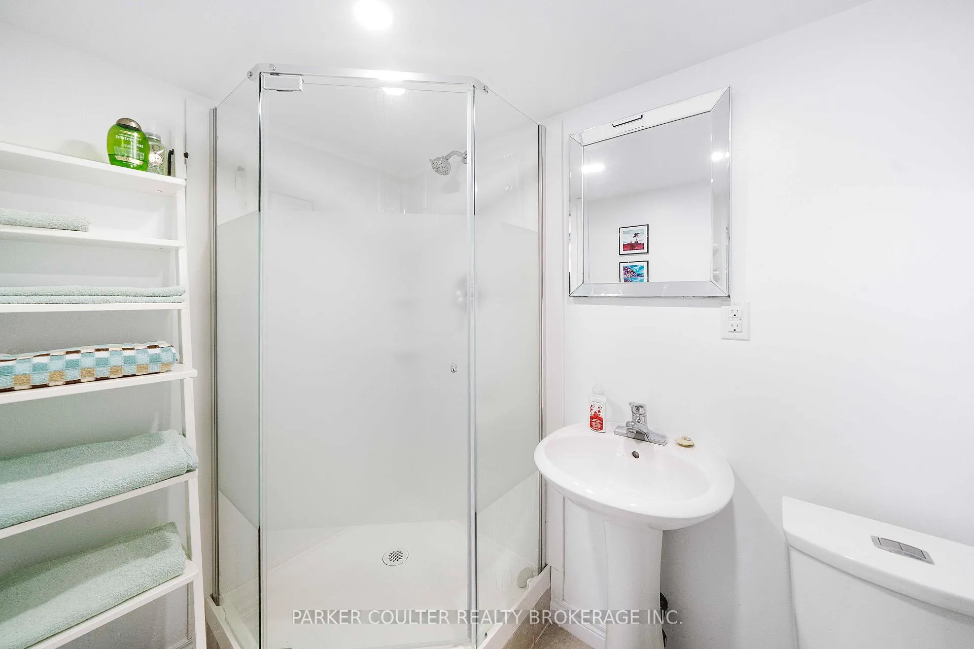 Photo 37 of 1 Windsor Crescent, Barrie, Innis-Shore — HOMEH