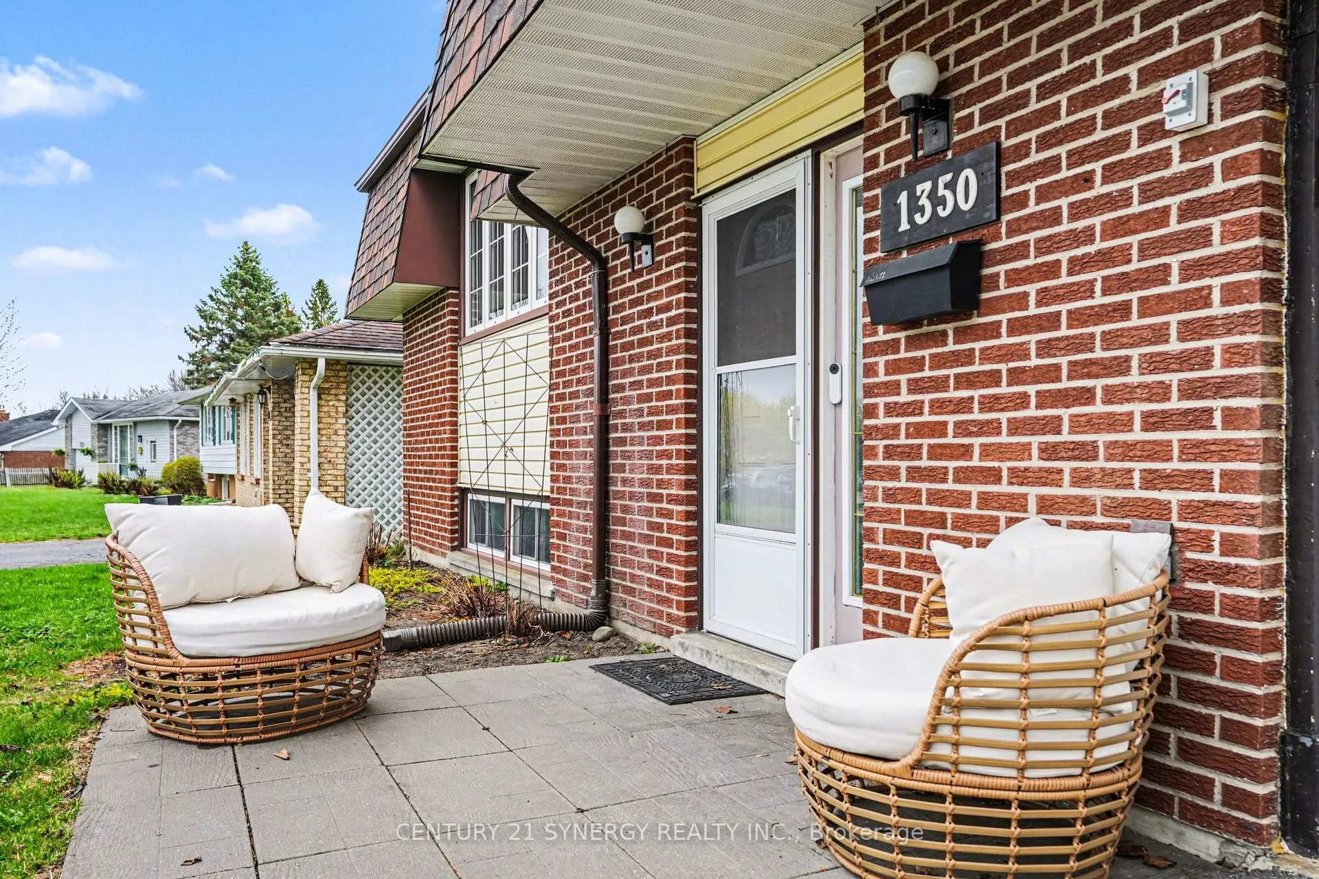 Photo 3 of 1350 Linden Crescent, Brockville — HOMEH