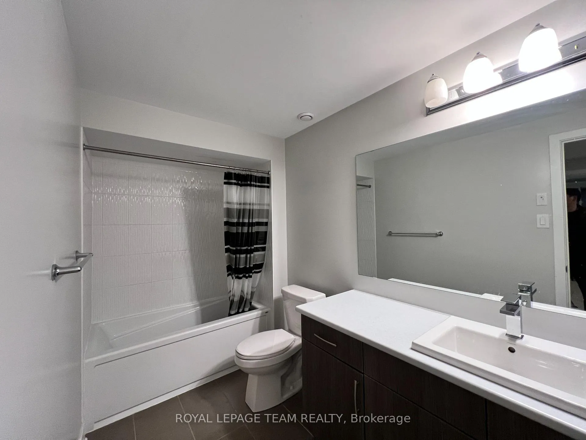 Photo 8 of 33 Thunderbolt Street, Ottawa, Kanata - Emerald Meadows/Trailwest — HOMEH