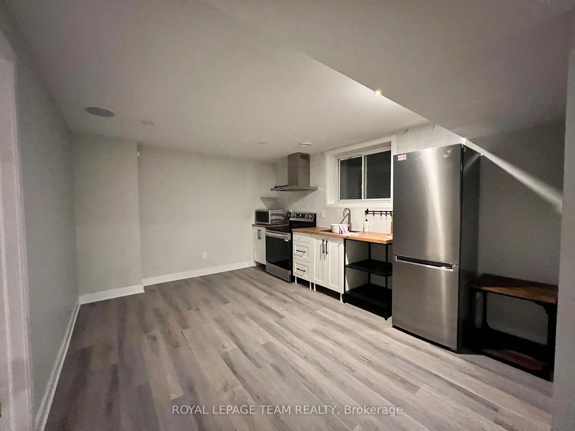 Photo 9 of 33 Thunderbolt Street, Ottawa, Kanata - Emerald Meadows/Trailwest — HOMEH