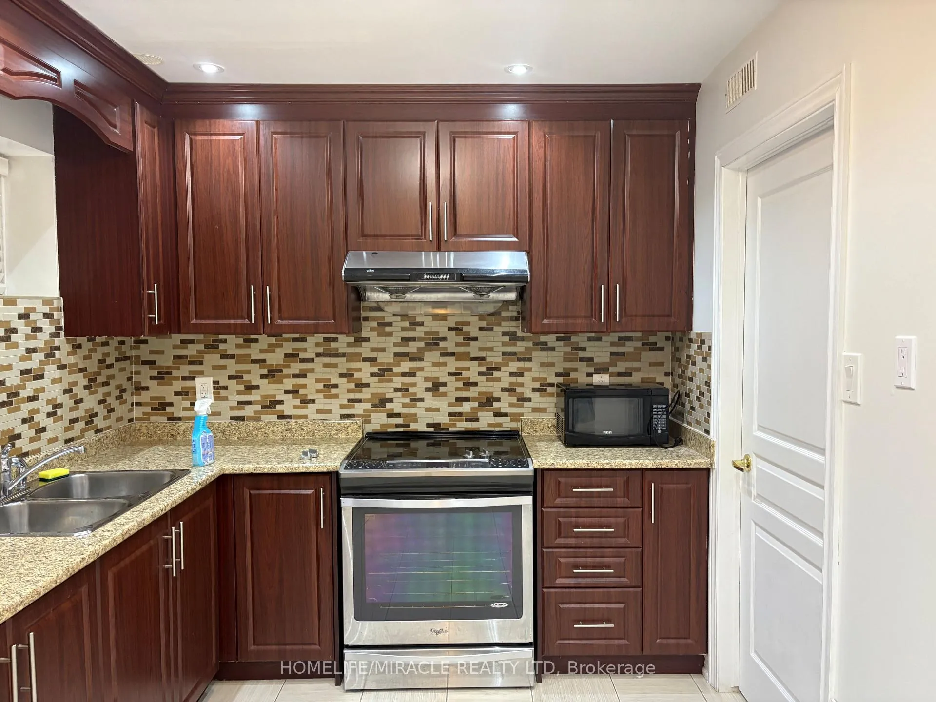 Photo 2 of 93 Thornbush Boulevard, Brampton, Northwest Brampton — HOMEH