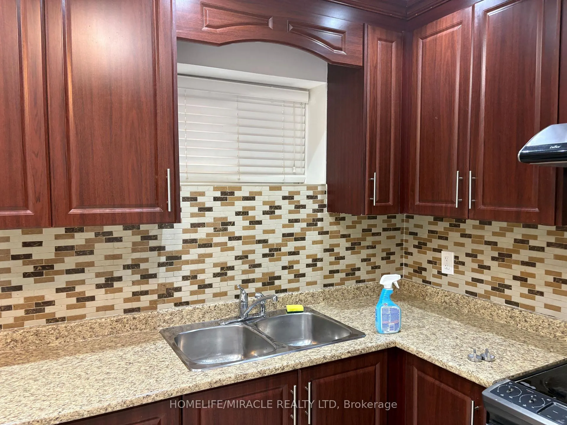 Photo 3 of 93 Thornbush Boulevard, Brampton, Northwest Brampton — HOMEH