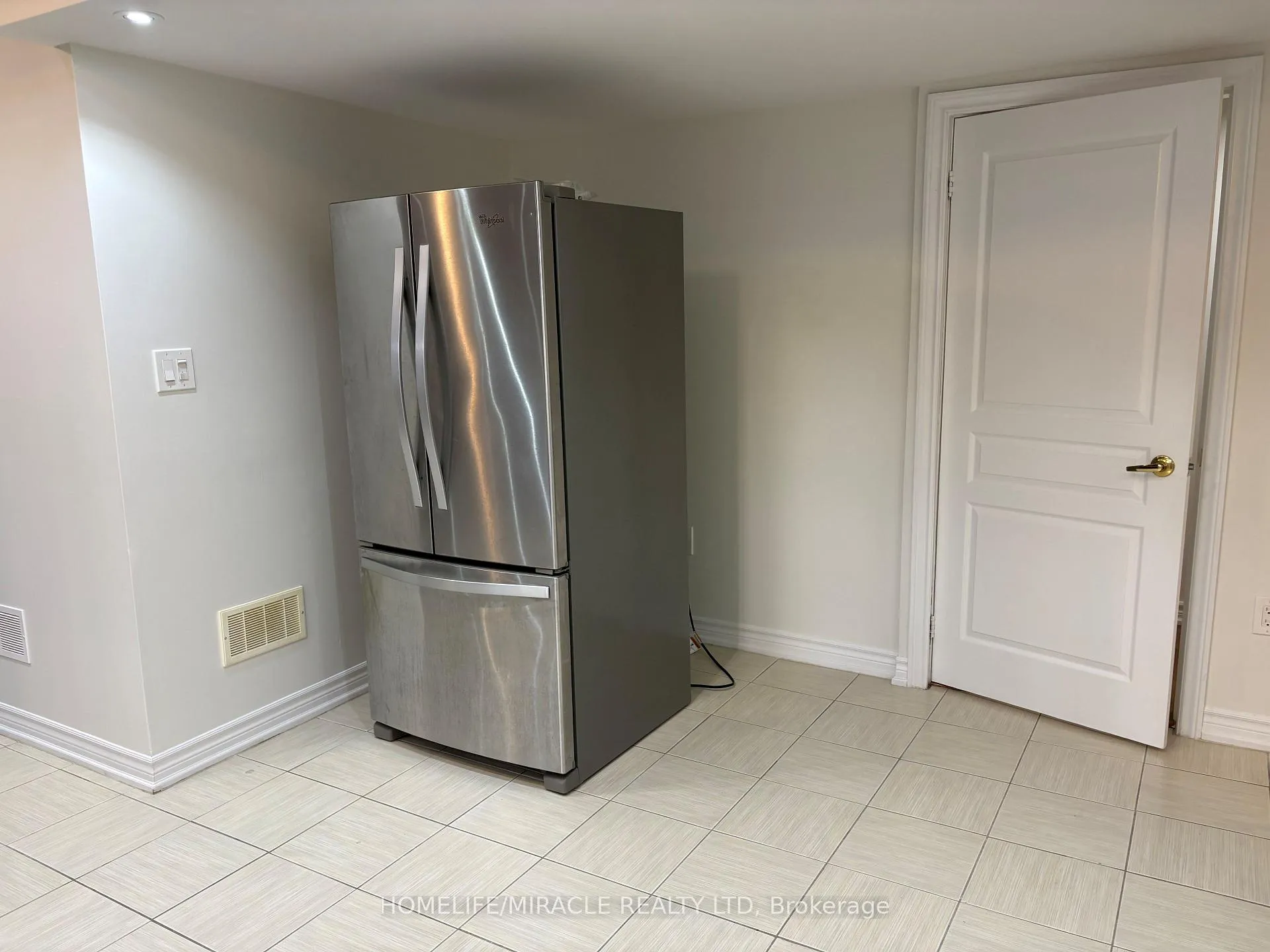 Photo 8 of 93 Thornbush Boulevard, Brampton, Northwest Brampton — HOMEH
