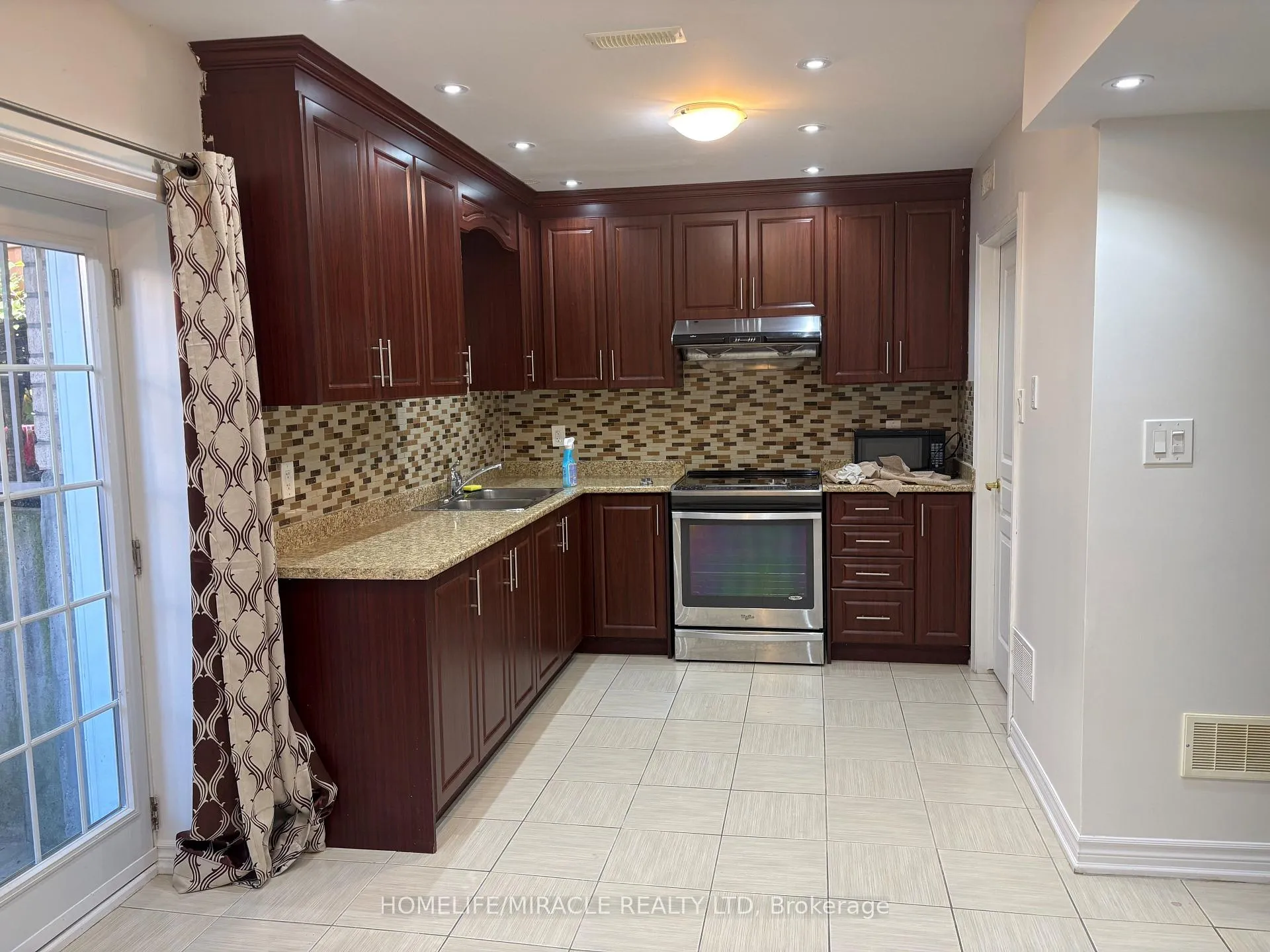 Photo 9 of 93 Thornbush Boulevard, Brampton, Northwest Brampton — HOMEH