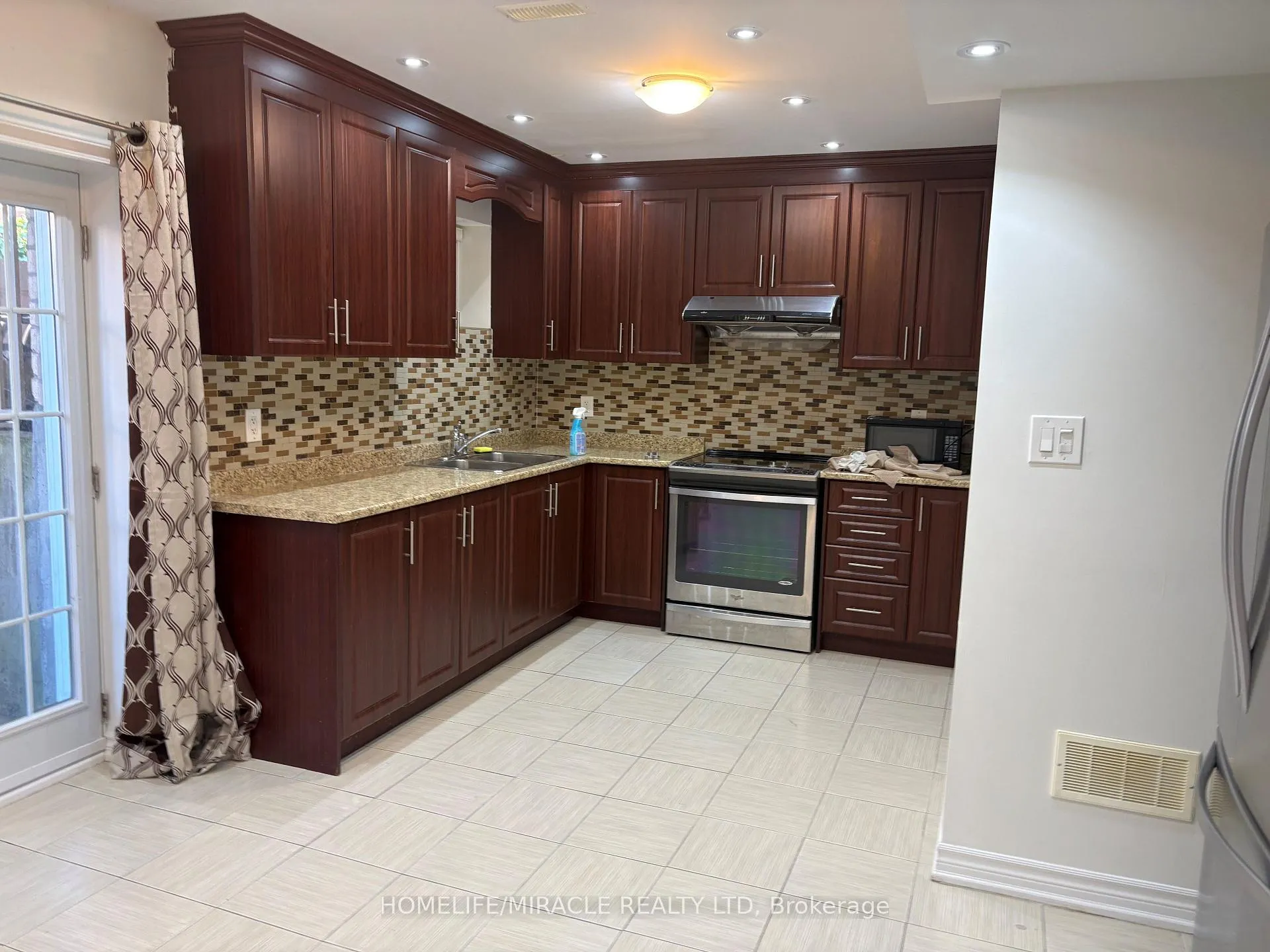 Photo 10 of 93 Thornbush Boulevard, Brampton, Northwest Brampton — HOMEH