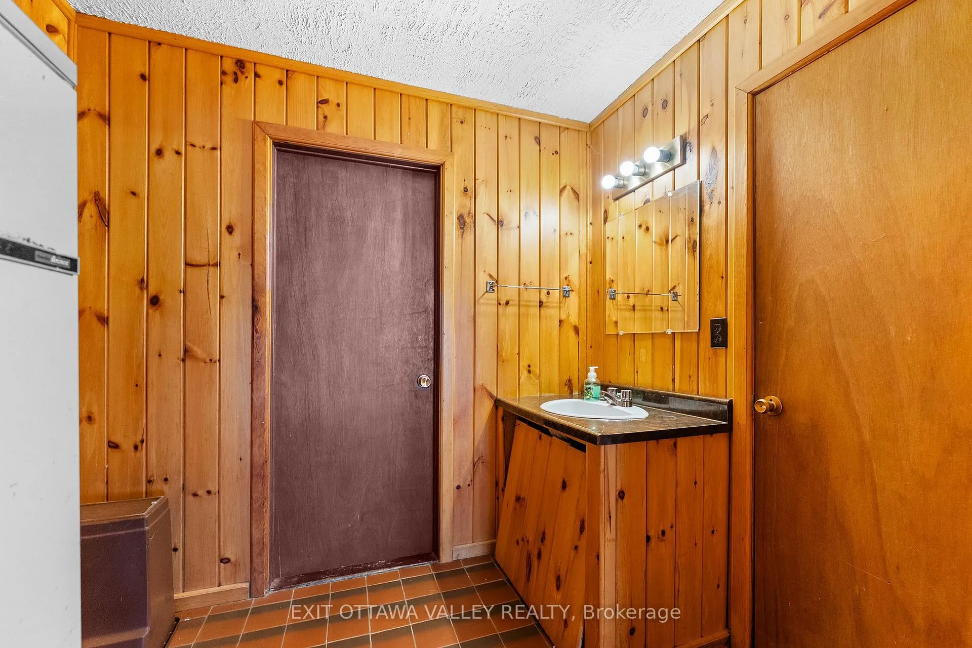 Photo 32 of 104 K/O Lodge Trail, Laurentian Hills, Laurentian Hills North — HOMEH