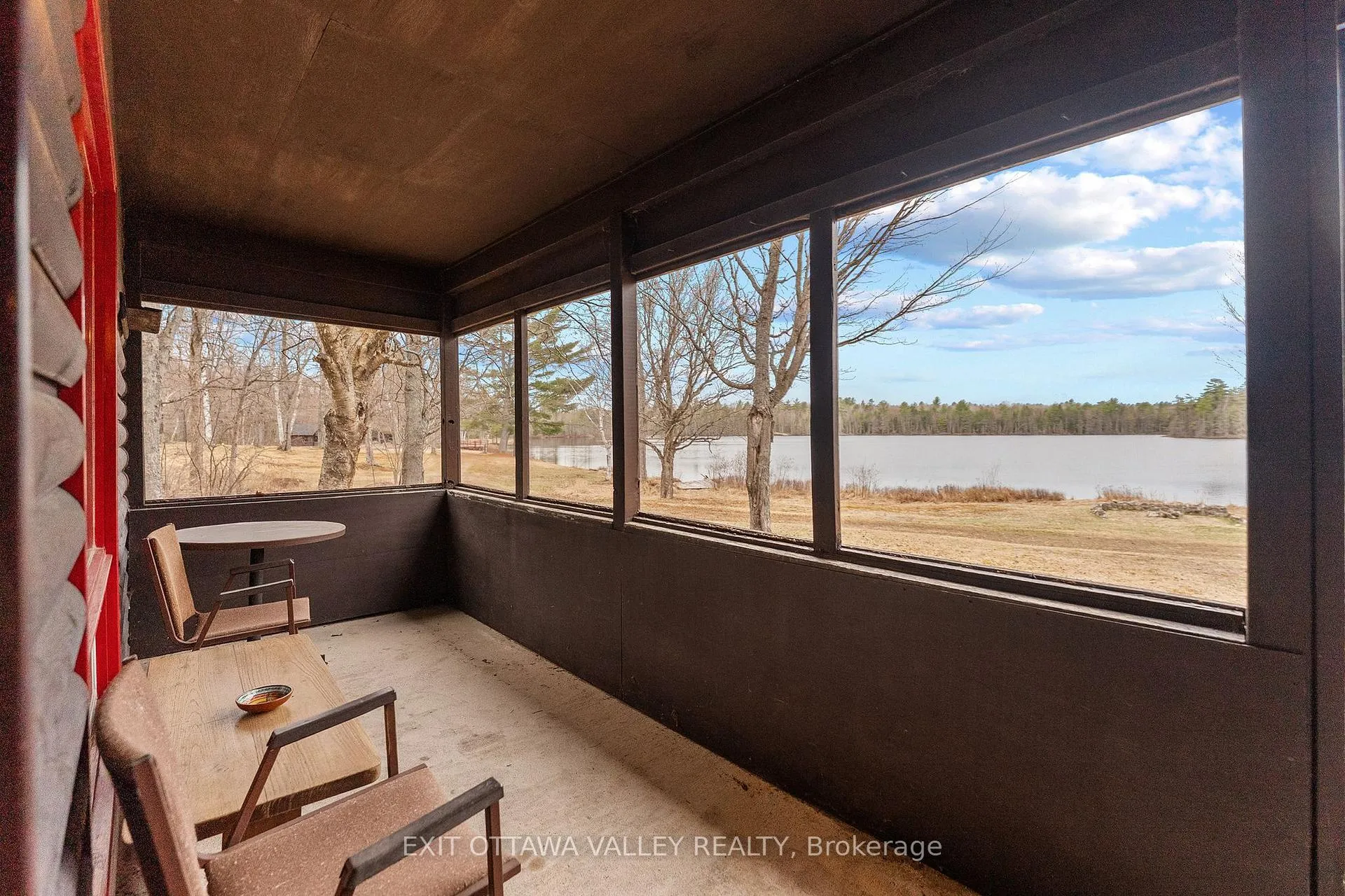 Photo 36 of 104 K/O Lodge Trail, Laurentian Hills, Laurentian Hills North — HOMEH
