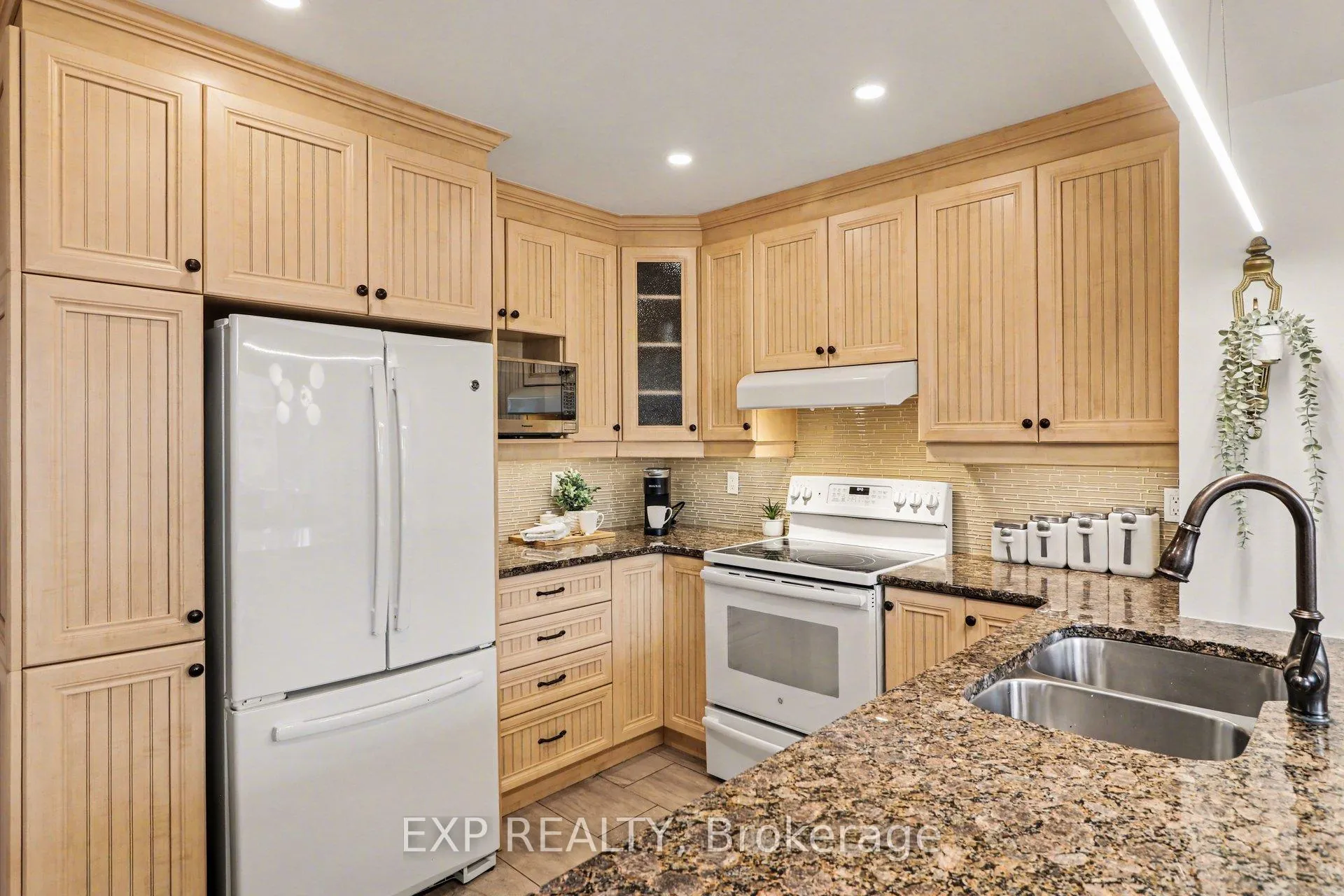 Photo 11 of 4303 Sunwood Crescent, Ottawa, Carson Grove — HOMEH