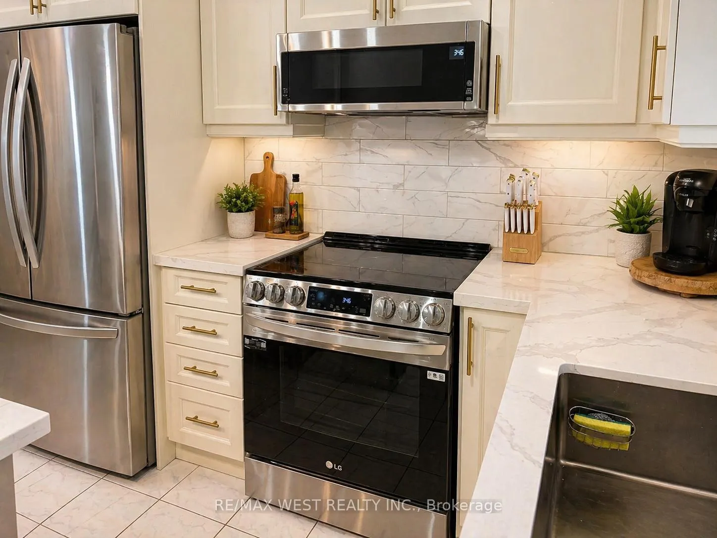 Photo 4 of 49 Mare Crescent, Etobicoke, West Humber-Clairville — HOMEH